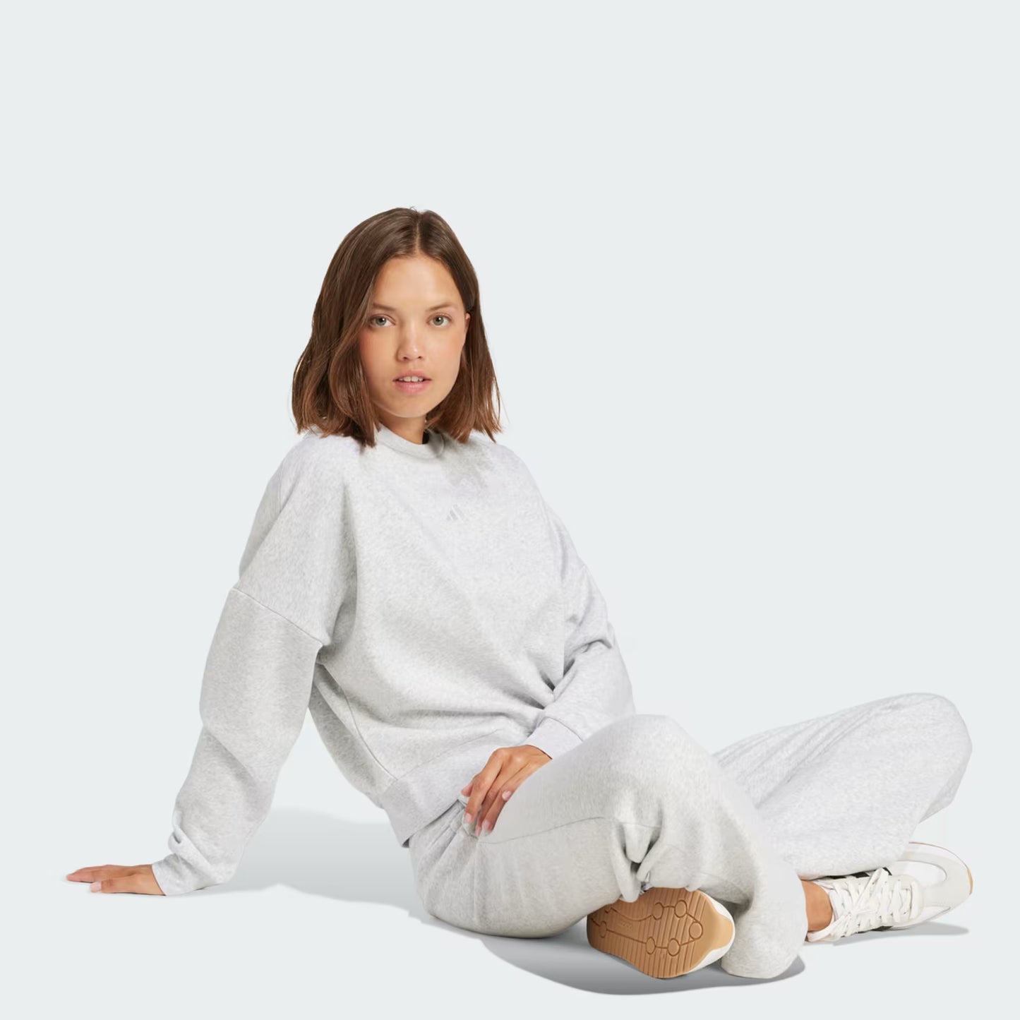 Essentials Small Logo Feelcozy Sweatshirt